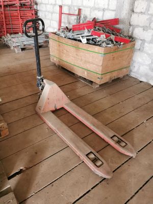 un chariot élévateur posé sur un plancher en bois dans un entrepôt
