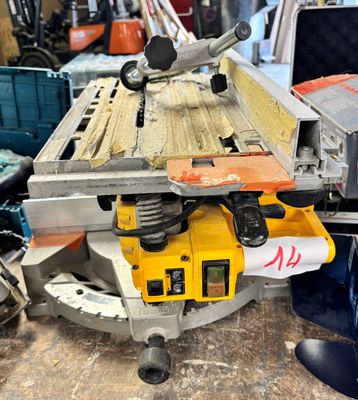 une photo d'une scie circulaire à table dans un atelier