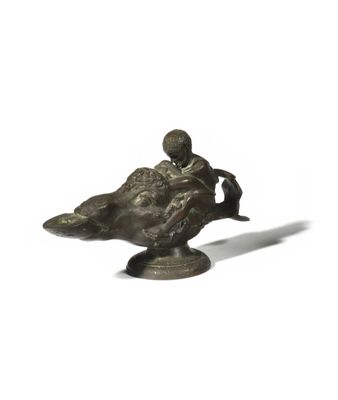 figurine en bronze représentant un homme à cheval, avec un oiseau sur le dos