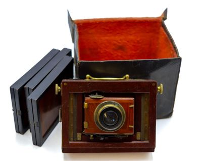 une petite boîte en bois avec un appareil photo à l'intérieur