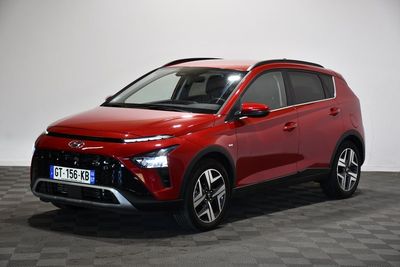 une Toyota RAV rouge garée dans une pièce au sol à carreaux