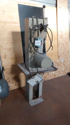 une machine qui se trouve dans une pièce à côté d'une borne d'incendie