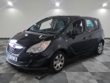 la photo d'une petite voiture noire garée dans un garage