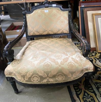 une chaise posée sur un tapis dans une pièce