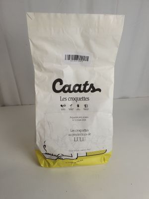 un sac de litière pour chat posé sur une table