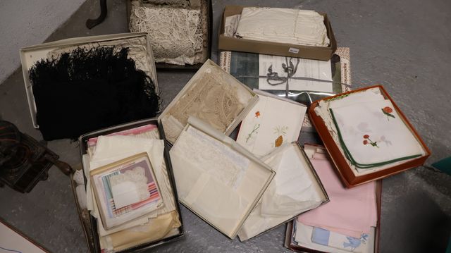Lot de dentelle, de broderies, coffret tapisserie Robert Four, lo...