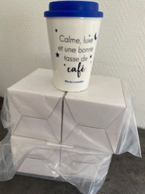 une tasse à café posée sur une pile de cartons