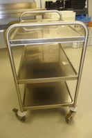 Desserte rectangulaire en inox à 2 plateaux et roulettes. (photo 2)