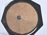 une photo d'une horloge noire et beige sur fond blanc
