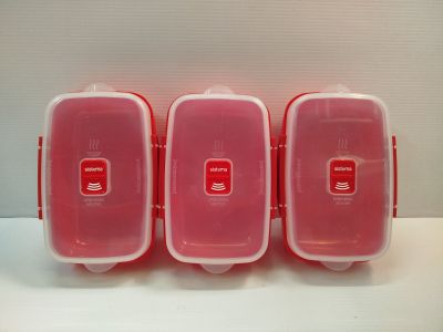 trois récipients en plastique posés sur une surface blanche