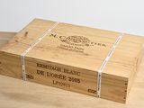 l'image d'une boîte en bois sur laquelle est apposée une étiquette