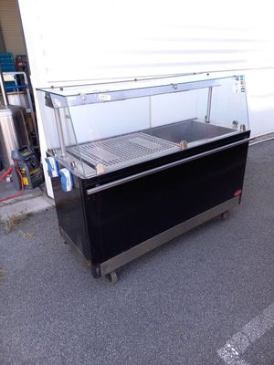 un comptoir noir surmonté d'une vitrine