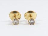 une paire de boucles d'oreilles en or et diamants sur fond blanc