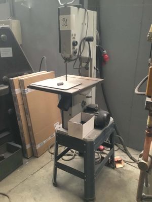 une photo d'un établi sur lequel se trouve une perceuse
