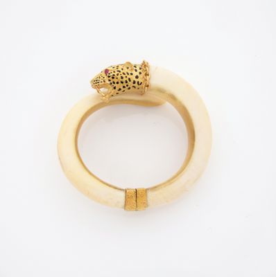 une image représentant une bague en or ornée d'une tête de léopard