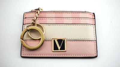 étui à cartes à carreaux roses et blancs avec un porte-clés doré