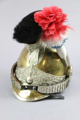 un casque argenté orné d'une fleur rouge