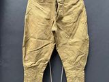 un vieux pantalon suspendu à une corde à linge fixée au mur