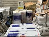 Plusieurs canettes de bière sont empilées sur une table dans un entrepôt
