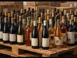 de nombreuses bouteilles de vin posées sur une palette en bois
