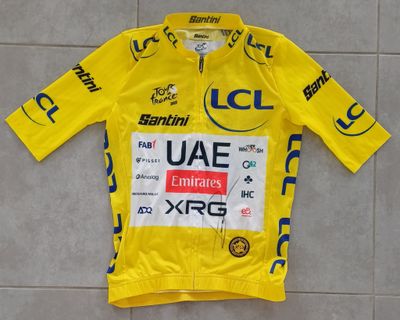 le maillot jaune est porté par un cycliste sur un sol carrelé