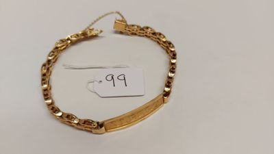 gros plan d'un bracelet en or portant une étiquette de prix