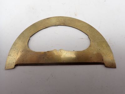 gros plan d'un objet métallique sur une surface blanche