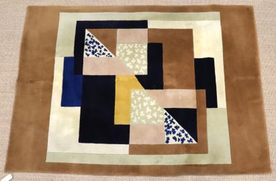 une image représentant une couette en patchwork composée de carrés et encore de carrés