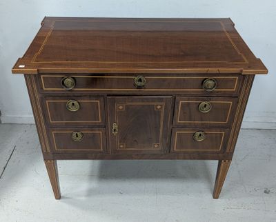 une photo d'une commode en bois avec des tiroirs et d'autres tiroirs posés dessus
