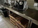 une cuisine avec un plan de travail sur lequel se trouve une cafetière