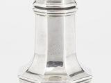 Salière et poivrière plaquées argent sur socle, sur fond blanc