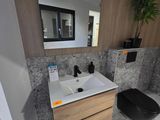 une salle de bains équipée de toilettes, d'un lavabo et d'un miroir