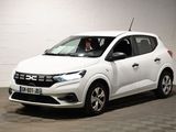 la voiture blanche est garée dans une pièce blanche avec un sol à carreaux