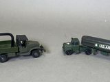 deux véhicules militaires miniatures posés sur une table