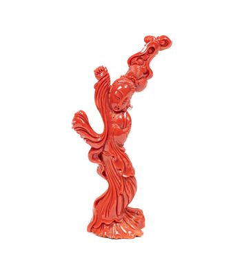 une statue orange représentant une femme tenant une fleur à la main