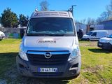 une camionnette blanche garée dans l'herbe