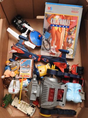 une boîte remplie de jouets variés et un jeu vidéo