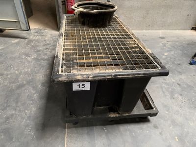 une image représentant une table sur laquelle se trouve une poubelle