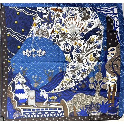 une photo d'une écharpe bleue et blanche ornée d'un motif représentant des animaux