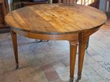 une table en bois placée au milieu d'une pièce