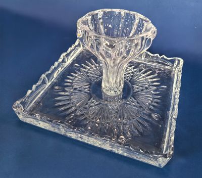 Vase en cristal moulé incolore.