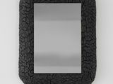 une image représentant un miroir au cadre noir accroché à un mur blanc