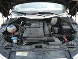 le moteur d'une voiture dont le capot est ouvert et le capot ouvert