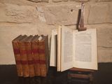 un livre ouvert, posé sur une table