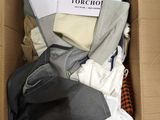 une boîte en carton remplie de vêtements et d'une étiquette