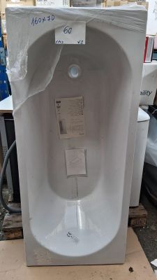 un urinoir blanc posé sur une palette dans un entrepôt