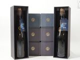 une bouteille de vin dans un carton, avec six cartons derrière