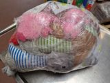 un sac de nourriture emballé dans du plastique posé sur une table