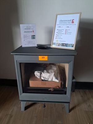 un chien assis à l'intérieur d'une niche
