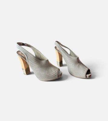 une paire de chaussures pour femme sur fond blanc